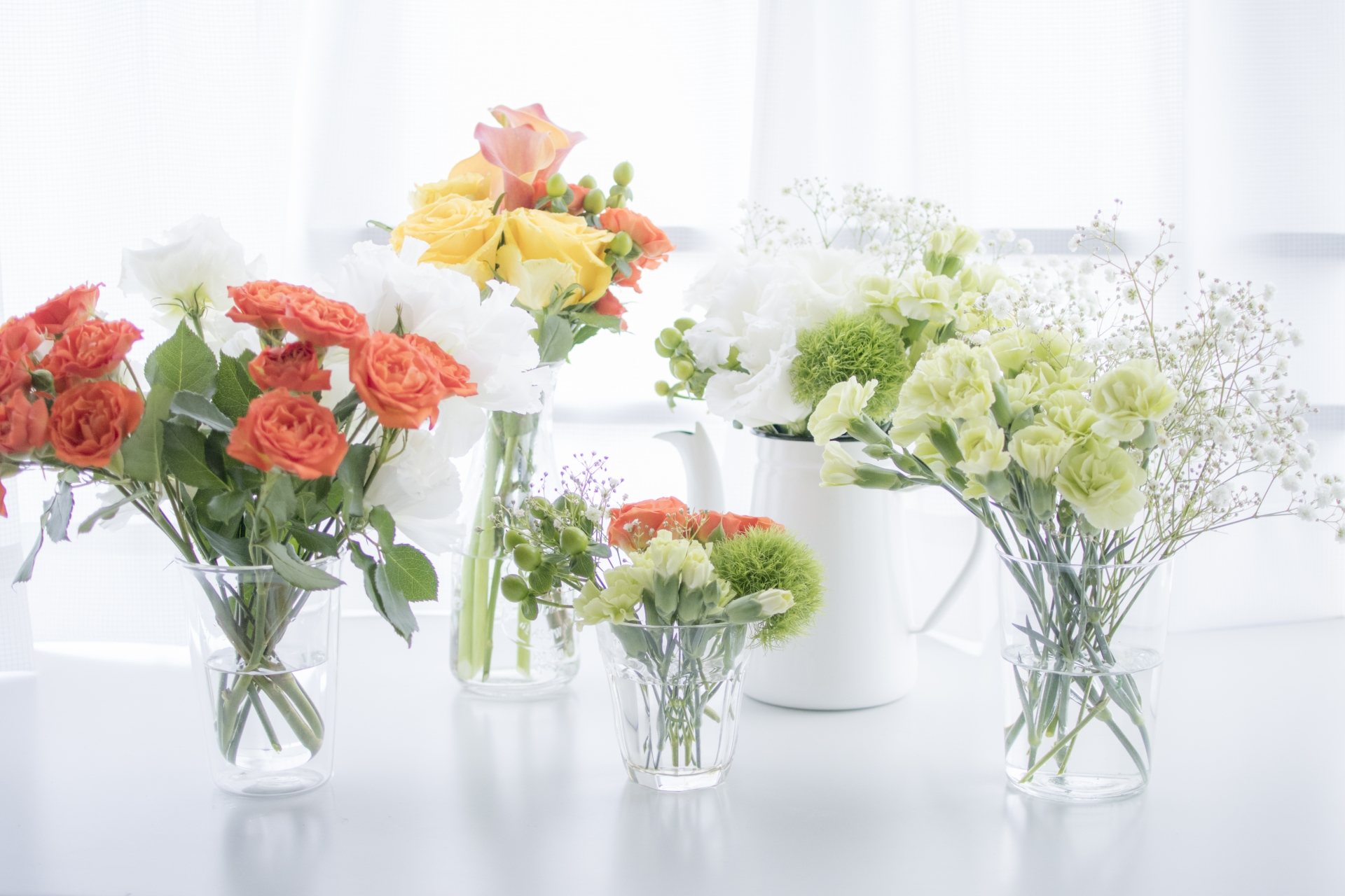 花瓶の代わりに使えるものアイデア ペットボトル 紙袋 マグカップに花を生ける方法